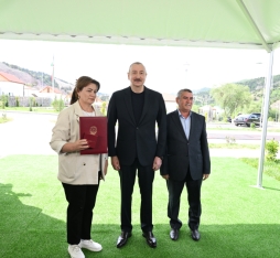Prezident İlham Əliyev Laçının Bəylik kəndinə köçən sakinlərlə görüşüb, evlərin açarlarını təqdim edib | FED.az