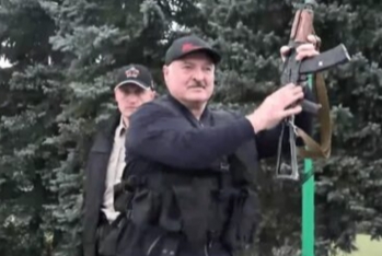 Belarus prezidenti Lukaşenko - Avtomatla Gəzir