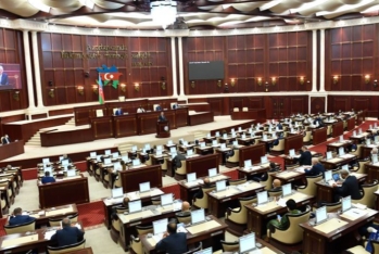 Parlamentdə büdcə, təhsil və gömrük qanunlarına dəyişikliklər müzakirə olunur - SİYAHI