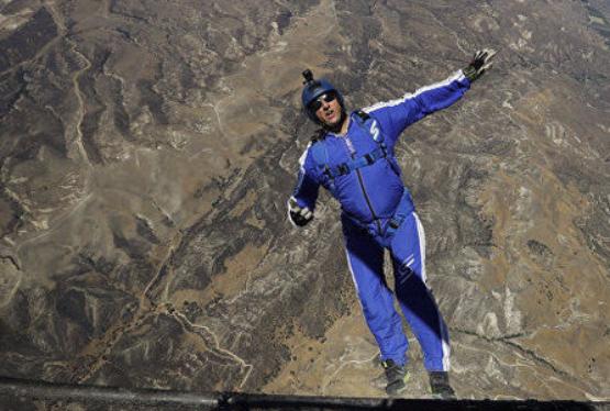 Американец прыгнул без парашюта с высоты 7,6 километра