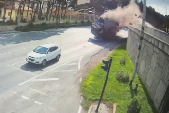“KamAZ”ın maşının üstünə aşdığı an - FOTO