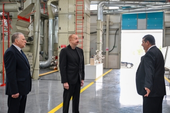 İlham Əliyev Sabirabadda pambıq emalı zavodunun fəaliyyəti ilə tanış olub | FED.az