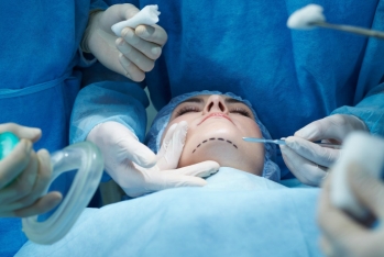 Estetik əməliyyatda dəymiş zərərin kompensasiyası kimdən tələb edilə bilər? - ALİ MƏHKƏMƏDƏN AÇIQLAMA