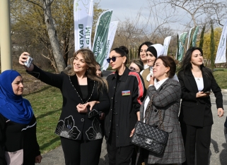 Prezident Ağdərənin Həsənriz kəndində sakinlərlə birlikdə Novruz tonqalını alovlandırıb - FOTOLAR | FED.az