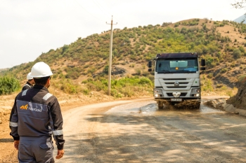 "AzerGold" QSC tərəfindən daşıma yollarında tozun idarə olunmasına yönəlmiş ekoloji təşəbbüs reallaşdırılıb | FED.az
