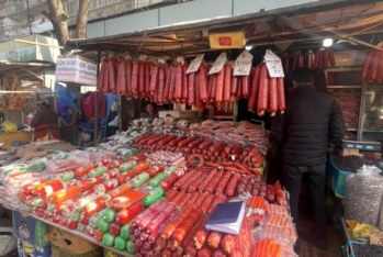 8-ci km bazarında keyfiyyətsiz kolbasalar aşkarlanıb - FOTO