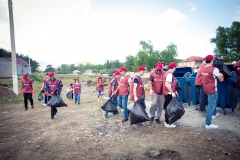 "Kapital Bank" Xoşbulaqda - [red]Təmizlik Aksiyası Həyata Keçirdi[/red] | FED.az