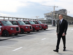 Prezidentə elektrik mühərrikli “BYD” markalı avtobus və “TX5” markalı taksilər təqdim edildi - FOTOLAR | FED.az