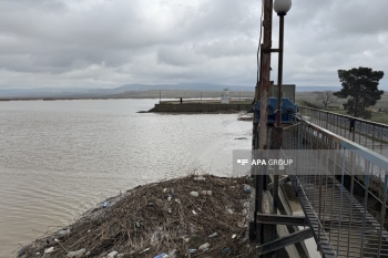 Pirsaat anbarında suyun səviyyəsi kritik həddə çatıb -[red] KANALLAR MƏCRASINDAN ÇIXIB - FOTO[/red] | FED.az