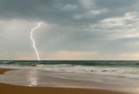 Забудьте об акулах, молнии приносят огромную угрозу пляжу.