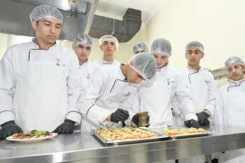 Hibrid avto ustası, aşbaz, parnik işçisi və …məktəbdə otel - [red]Peşə təhsili əmək bazarına yeni qapı açıb –REPORTAJ[/red] | FED.az