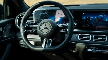 Yeni “Mercedes-Benz GLS” əzəmətli və şıltaq Xəzər dənizinin fonunda | FED.az