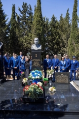 AZAL heyəti Beynəlxalq Təyyarə Bələdçiləri Günü münasibətilə Milli Qəhrəman Hökumə Əliyevanın məzarını ziyarət edib | FED.az