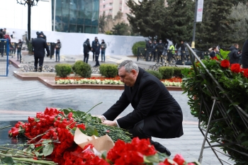 Dövlət Xidmətinin rəhbərliyi “Ana harayı” abidəsini ziyarət edib - FOTOLAR | FED.az