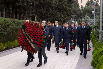 "AzerGold" QSC və törəmə şirkətlərinin kollektivi Ümummilli Lider Heydər Əliyevin məzarını ziyarət edib