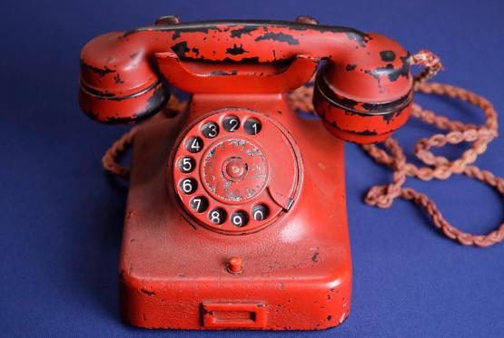Личный телефон Гитлера продали на аукционе