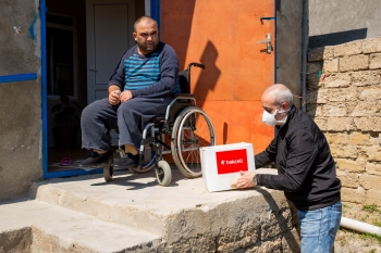 "Bakcell" Binədə yaşayan aztəminatlı ailələrə - ƏRZAQ YARDIMI EDİB | FED.az