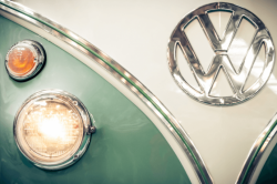 “Volkswagen” yeni loqosunu və dizaynını təqdim edəcək