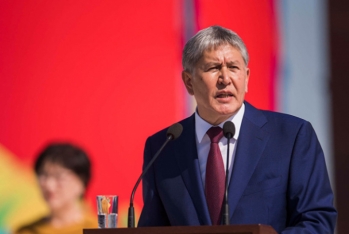 Atambayev Qırğızıstan Prezidentini istefa verməyə çağırdı