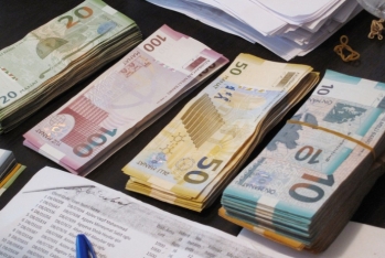 Satıcı işlədiyi yerdən 20 min oğurladı