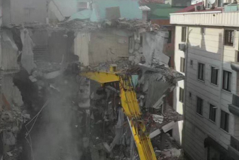 İstanbulda uçma riski olan binalar sökülür - VİDEO