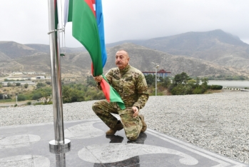Prezident Suqovuşanda Azərbaycan bayrağını ucaldıb - TAM MƏTN