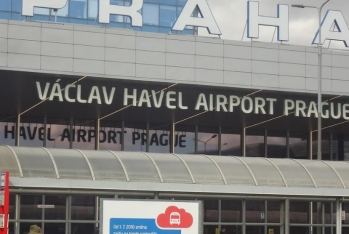 AZAL-ın bələdçisi: "Praqa aeroportunda sərnişin agentə yumruq-təpiklə hücum etdi"