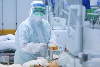 Koronavirusla mübarizə aparan həkimlərin maaşına əlavələrin verilmə müddəti uzadılıb