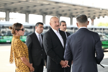 İlham Əliyev Naxçıvanda elektrik avtobuslarına baxıb, dəmir yolunda işlərlə tanış olub [red]- FOTOLAR[/red] | FED.az