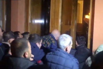 Yerevanda etirazçılar Soros Fondunun ofisini dağıtdılar