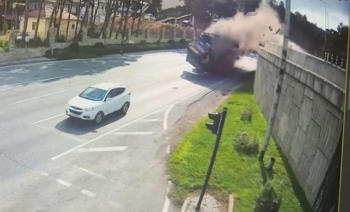 “KamAZ”ın maşının üstünə aşdığı an - FOTO | FED.az