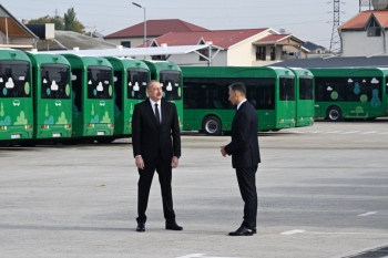 Prezidentə elektrik mühərrikli “BYD” markalı avtobus və “TX5” markalı taksilər təqdim edildi - FOTOLAR | FED.az