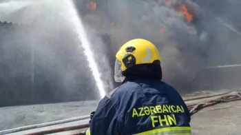 Aşağı Güzdək qəsəbəsində boya zavodunda yanğınla mübarizə davam etdirilir - FOTO - YENİLƏNİB - VİDEO | FED.az