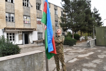 İlham Əliyev Xudafərin körpüsündə Azərbaycan bayrağını qaldırıb