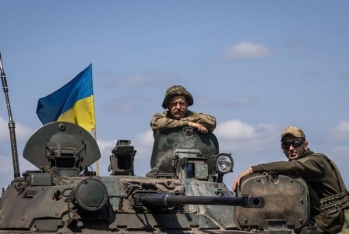 Ukrayna kəşfiyyatçıları Krımda - DÖVLƏT BAYRAĞINI ASIBLAR