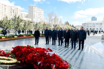 İqtisadiyyat Nazirliyinin rəhbərliyi Xocalı soyqırımı abidəsini ziyarət edib - FOTOLAR | FED.az