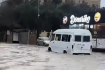 Bakıda leysan rekord qırdı: Yollardakı vəziyyətlə bağlı yeni görüntülər - VİDEO