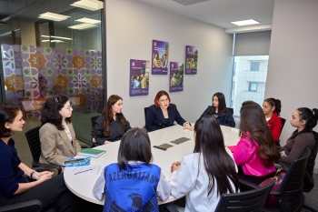 “Qızlara ağ yaraşır” layihəsinin iştirakçıları Azercell-in qonağı oldular - FOTOLAR | FED.az