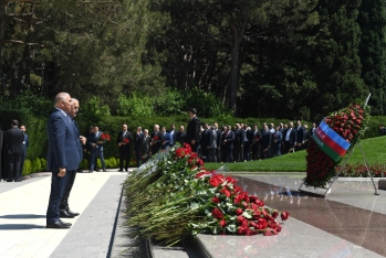 "Azərişıq" ASC-nin əməkdaşları və rəhbər heyəti Fəxri xiyabanı ziyarət edib