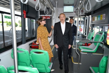 İlham Əliyev Naxçıvanda elektrik avtobuslarına baxıb, dəmir yolunda işlərlə tanış olub - FOTOLAR