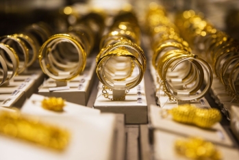 Mərkəzi Univermaqın «qızıl dövrü»: «1200 manatlıq üzük 2000 manat olub, amma qızıl alan yoxdur» - REPORTAJ