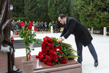 ƏSF kollektivi Ümummilli lider Heydər Əliyevin anım günü ilə əlaqədar Fəxri xiyabanı ziyarət edib