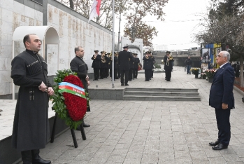 Премьер-министр Али Асадов посетил Мемориал героев в Тбилиси