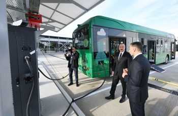 Prezidentə elektrik mühərrikli “BYD” markalı avtobus və “TX5” markalı taksilər təqdim edildi - FOTOLAR | FED.az