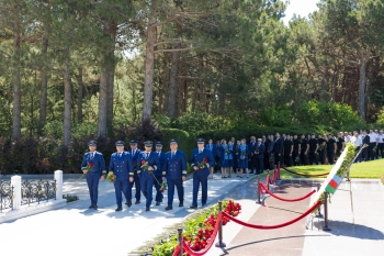 AZAL kollektivi və mülki aviasiyanın digər nümayəndələri Fəxri xiyabanı ziyarət edib | FED.az