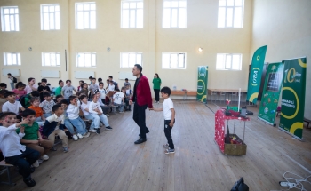Birinci Aşıqlı kəndinin uşaqlarına Bilik Günü sürprizi – [red]“OBA”dan 100 şagirdə dəstək - VİDEO[/red] | FED.az