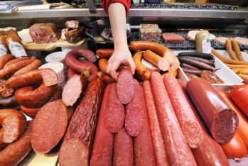 Azərbaycanda kolbasa istehsalı artır – SÜRƏTLƏ SATILIR