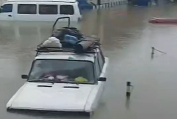 Sabunçuda maşınlar su altında qalıb - VİDEO