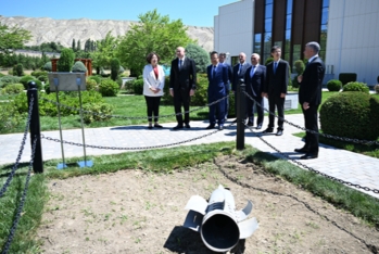 Prezident Mingəçevirdə İES-ə atılan raketin düşdüyü ərazidə - FOTOLAR