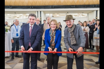 “Yüksələn işıq”: REZA-nın fotosərgisi Heydər Əliyev Beynəlxalq Aeroportunda təqdim olunur